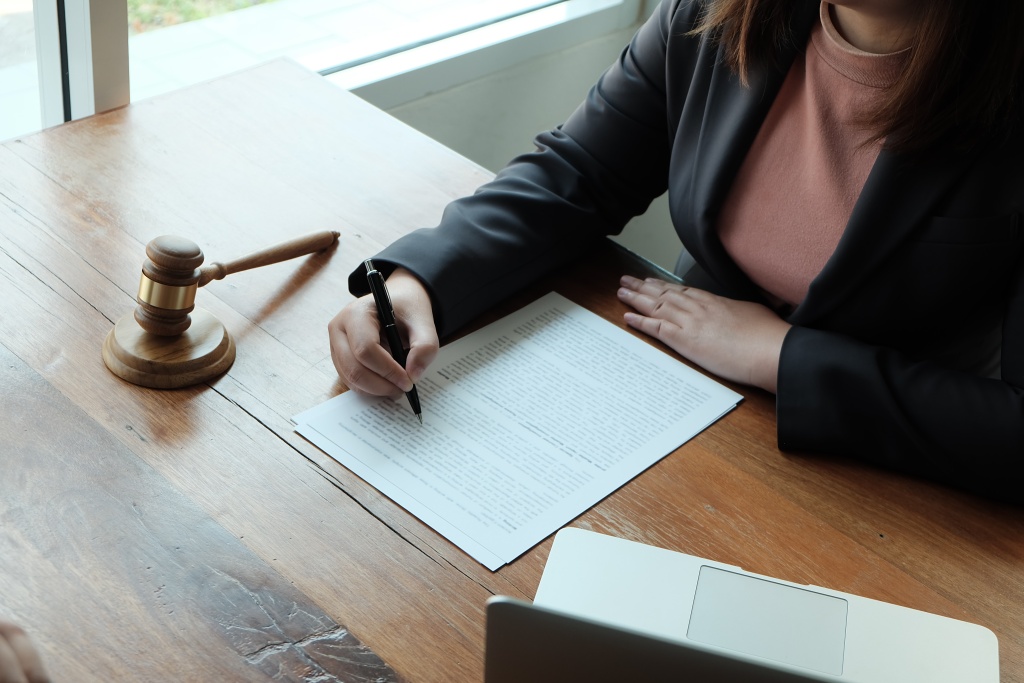 midsection-female-lawyer-writing-paper-office.jpg стол